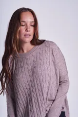 Sweater negro de punto con diseño de ochos, cuello redondo y mangas largas.