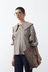 Camisa de algodón con estampado de cuadros vichy, cuello grande con volados y mangas largas con puños elásticos.