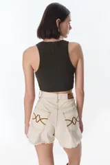 Musculosa corta marrón de algodón con cuello redondo y sisas anchas.