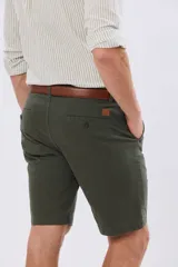 Bermuda clásica azul marino confeccionada en gabardina liviana de algodón con elastano, de corte recto y diseño liso.