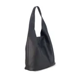 Cartera de hombro tipo hobo en símil cuero color negro, de diseño amplio y correa integrada.
