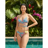 Bikini con estampado de animal print y hojas tropicales, compuesto por un top triangular con tiras cruzadas en el abdomen y bombacha tipo tanga con detalles en amarillo neón.