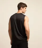 Musculosa deportiva masculina color beige, con cuello redondo y estampado sutil de líneas. Presenta recortes en los hombros y está confeccionada con tecnología Dry para mayor transpirabilidad.