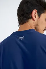 Remera de lycra azul marino de manga larga, ideal para protegerse del sol.