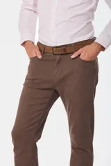 Pantalón de gabardina liviana con diseño clásico de cinco bolsillos, de corte recto y color beige.