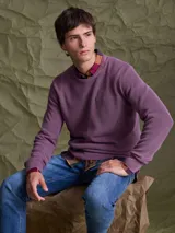 Sweater de punto en color azul marino, con cuello redondo y mangas raglán. Presenta un tejido acanalado fino y puños elásticos.