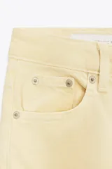 Jeans de mujer, tiro alto, color azul medio con efecto desgastado (lavado claro en muslos y oscuro en bordes). Corte recto y ancho (mom fit) con cinco bolsillos y cierre frontal de botón y cremallera.