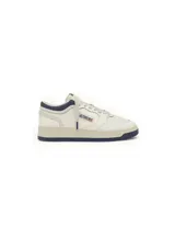 Zapatillas Autry modelo Medalist de corte bajo, confeccionadas en cuero color blanco con detalles en azul marino en el talón y la suela. Presentan perforaciones en la puntera para mayor ventilación y el logo de la marca con la bandera estadounidense en el lateral.