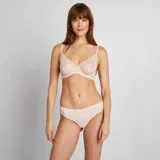 Braga brasileña color rosa claro de microfibra con encaje floral en la parte delantera.