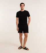Remera negra de algodón con textura trenzada, cuello redondo y mangas cortas.