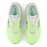 Championes de running New Balance FuelCell Rebel v5, color verde neón con detalles en blanco y logo lateral en azul y gris. Presenta mediasuela con tecnología FuelCell y parte superior de malla técnica FANTOMFIT.