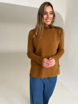 Polera de tejido de punto color camel, con cuello alto, manga larga y puños y ruedo acanalados.