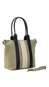 Bolso tipo tote bag de símil cuero con diseño de bloques de color verticales: verde oliva, negro y beige. Posee dos asas de mano negras y una correa ajustable desmontable del mismo color verde oliva del cuerpo principal.