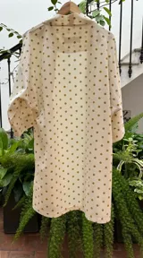 Kimono largo color crema con estampado de lunares marrones, confeccionado en tussor de algodón.