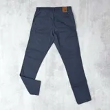 Pantalón de vestir gris oscuro de gabardina, corte slim fit.