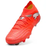 Championes de fútbol Puma Future Match FG/AG, color naranja vibrante con detalles en plateado. Presentan un diseño de caña media tejida y suela con tapones mixtos para césped natural y artificial.