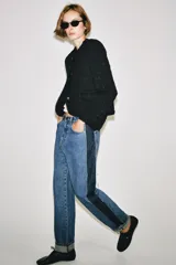 Jeans wide leg de tiro medio y corte recto de Zara, con efecto lavado y detalle de paneles de denim oscuro a contratono en los laterales. Cuenta con bolsillos clásicos y botamangas con vuelta.
