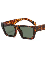 Lentes de sol con montura rectangular Carey y lentes verdes con protección UV400.