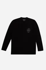 Remera manga larga de textura marcada, color negro, con estampa tipográfica pequeña en el pecho. Presenta un corte regular y cuello redondo.