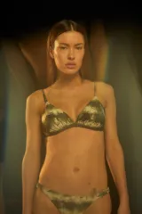 Conjunto de bikini con corpiño triangular con frunces y breteles regulables, y bombacha vedetina con frunces laterales. Confeccionado en lycra brillante con forrería negra y costuras invisibles.