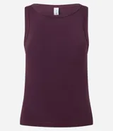 Musculosa ajustada de color marrón oscuro, con cuello redondo y sisas tipo racerback.