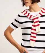 Blusa de punto ligero de manga corta y cuello redondo con diseño de rayas horizontales negras sobre base blanca.