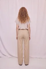 Pantalón wide leg de tiro alto y calce relajado, confeccionado en denim con bolsillos clásicos.