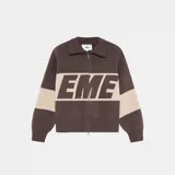 Campera de tejido de punto marrón con cierre frontal y cuello tipo polo. Presenta un diseño de bloques de color con franjas beige en el pecho y los brazos, y la palabra "EME" estampada en grande en el frente.