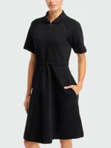 Vestido negro de algodón con cuello polo, cierre frontal con cremallera, mangas cortas, cintura ajustable con cordón y bolsillos laterales.