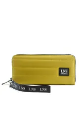 Billetera larga con cierre perimetral, confeccionada en tela capitoneada color mostaza. Cuenta con correa de mano desmontable con logo de la marca y etiqueta frontal con logo LNS.