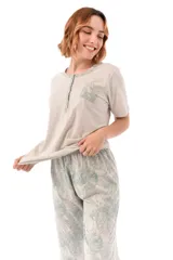 Conjunto de pijama de algodón color champagne, compuesto por una remera de manga corta con cuello henley y bolsillo en el pecho, y un pantalón capri a rayas horizontales celestes y blancas.