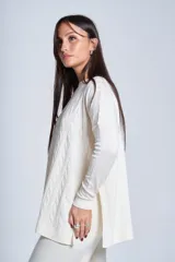 Sweater negro de punto con diseño de ochos, cuello redondo y mangas largas.