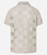 Camisa de manga corta con cuello inglés y abotonadura frontal. Diseño con encaje bicolor texturizado en tonos beige y blanco. Corte regular.