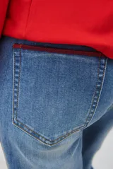 Pantalón jean de corte recto y tiro medio-alto, con lavado azul clásico y costuras en contraste.