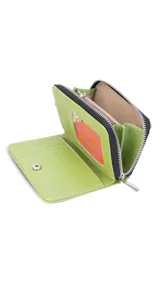 Billetera mediana de diseño rectangular, color negro con bordes en tono suela. Cuenta con cierre perimetral metálico y logo de la marca estampado en el frente.