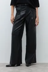 Pantalón de tiro alto confeccionado en eco cuero negro, con diseño de pierna ancha y pinzas frontales.