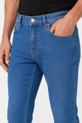 Pantalón jean skinny de tiro bajo y color azul medio.