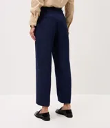 Pantalón de sastrería color bordó, de corte recto y largo midi, con cintura con pasadores y cierre frontal. Incluye un cinturón fino de poliuretano con hebilla metálica.