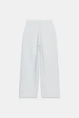 Pantalón de felpa de tiro alto con cintura elástica y corte recto. Cuenta con bolsillos laterales ocultos en la costura y bajo ajustable con cordón elástico y stoppers.