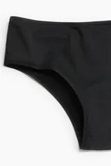 Pack de tres bombachas hipster negras de microfibra con cintura estándar, refuerzo interior y cobertura media en la parte de atrás.