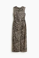 Vestido midi sin mangas confeccionado en punto de crepé, con diseño ajustado, escote redondo y detalle de costura fruncida en el lateral que genera un efecto drapeado. Presenta estampado de cebra en tonos beige y negro.