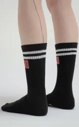 Medias 3/4 de algodón color negro, con diseño deportivo que incluye dos franjas blancas horizontales en la parte superior, el número 90 bordado en rojo y blanco, y el logo de la marca Luxo en la zona del talón.