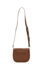 Bandolera de cuero sintético marrón con textura efecto cocodrilo, solapa frontal redondeada y correa ajustable.