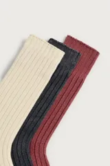 Pack de tres pares de calcetines de tejido canalé, elaborados con mezcla de algodón. Incluye un par en color beige, un par en gris oscuro y un par en bordó.