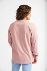 Remera de manga larga para hombre, confeccionada en algodón, con cuello redondo y logo estampado sutil en el pecho.