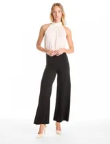 Pantalón palazzo de tiro alto con corte amplio y costuras verticales frontales que estilizan la silueta. Presenta una cintura lisa y estructura fluida.