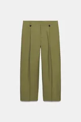 Pantalón de tiro alto color verde oliva, corte recto y ancho, con pinzas frontales y cierre de gancho metálico. Presenta dos botones decorativos negros en la cintura.