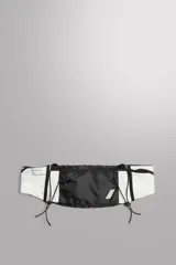 Riñonera deportiva técnica de Zara Athleticz en combinación de colores blanco y negro, con dos compartimentos principales, bolsillos laterales y sistema de sujeción con cordón elástico.