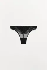 Tanga negra de tiro medio confeccionada en mesh con detalle de encaje floral en la parte delantera.