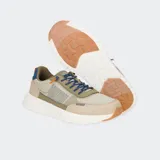 Championes color beige con detalles en azul y naranja, con cordones elásticos azules y suela blanca con motas naranjas.